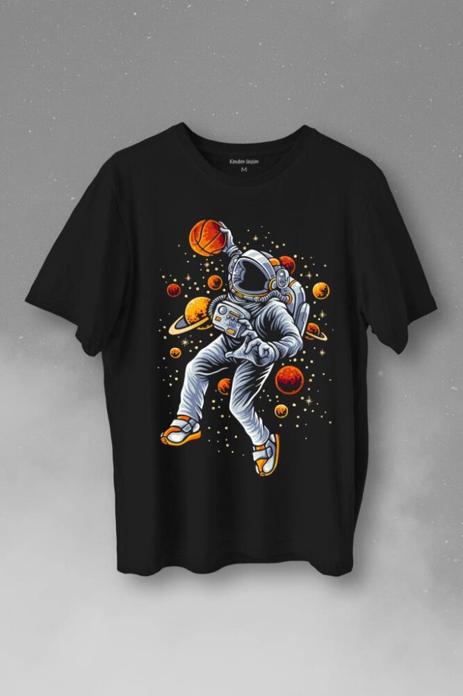 Uzayda Satürn Gezegeni Yanında Basketbol Oynayan Astronot Baskılı Tişört Unisex T-Shirt
