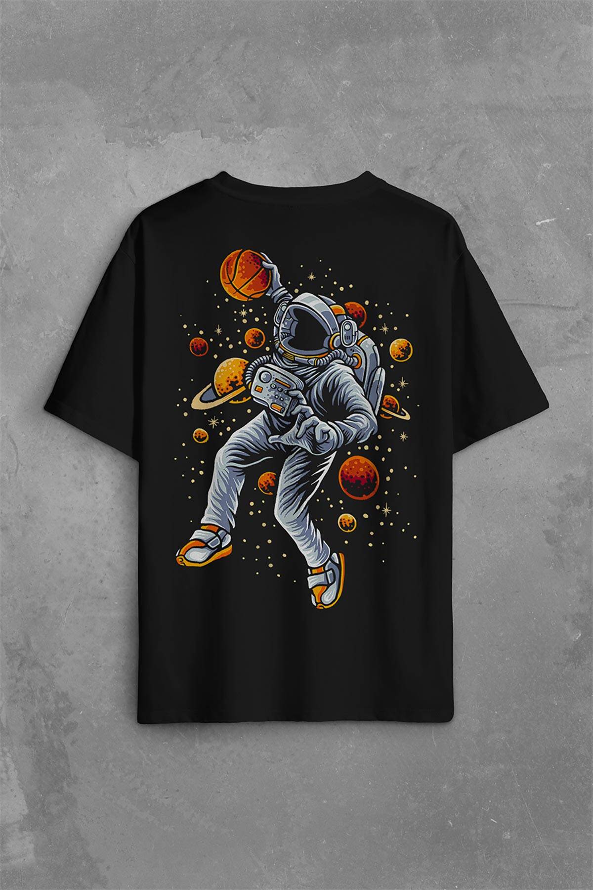 Uzayda Satürn Gezegeni Yanında Basketbol Oynayan Astronot Sırt Ön Baskılı Oversize Tişört Unisex T-Shirt - 1