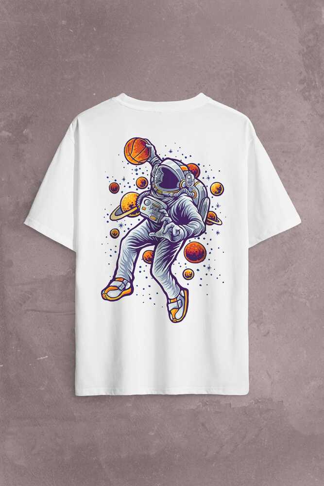 Uzayda Satürn Gezegeni Yanında Basketbol Oynayan Astronot Sırt Ön Baskılı Oversize Tişört Unisex T-Shirt - 1