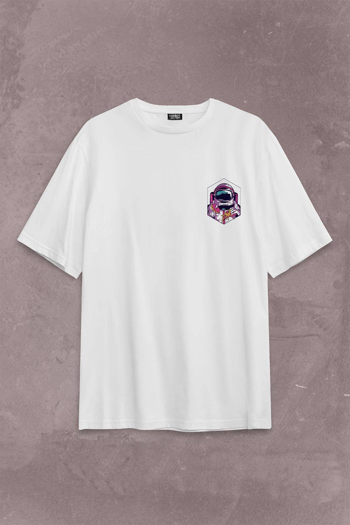Uzayda Satürn Gezegeni Yanında Basketbol Oynayan Astronot Sırt Ön Baskılı Oversize Tişört Unisex T-Shirt (1)