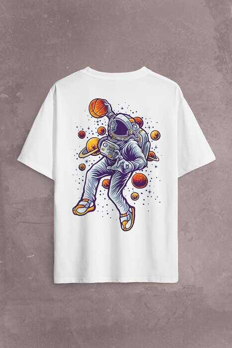 Uzayda Satürn Gezegeni Yanında Basketbol Oynayan Astronot Sırt Ön Baskılı Oversize Tişört Unisex T-Shirt - 1