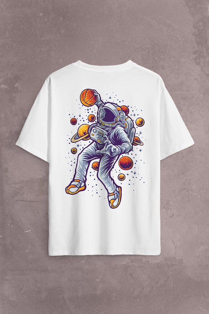 Uzayda Satürn Gezegeni Yanında Basketbol Oynayan Astronot Sırt Ön Baskılı Oversize Tişört Unisex T-Shirt - 1