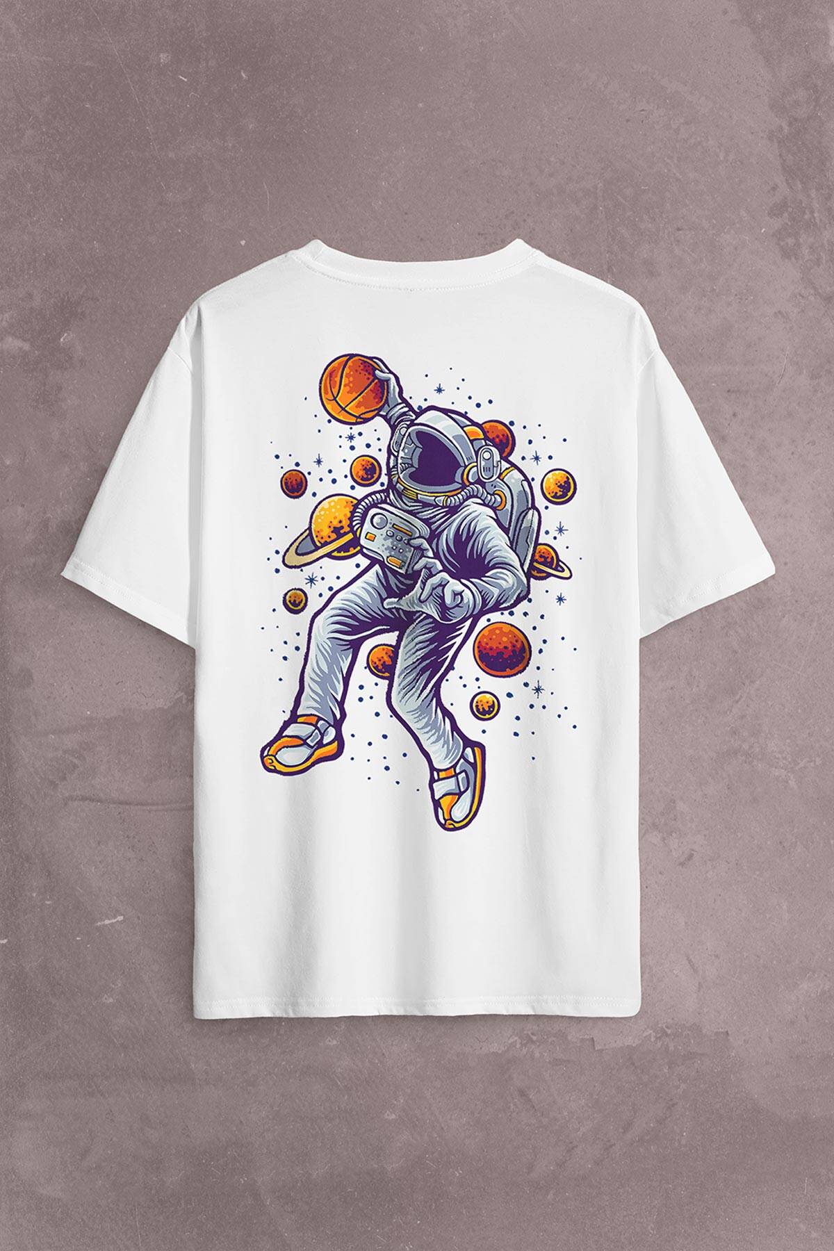 Uzayda Satürn Gezegeni Yanında Basketbol Oynayan Astronot Sırt Ön Baskılı Oversize Tişört Unisex T-Shirt - 1
