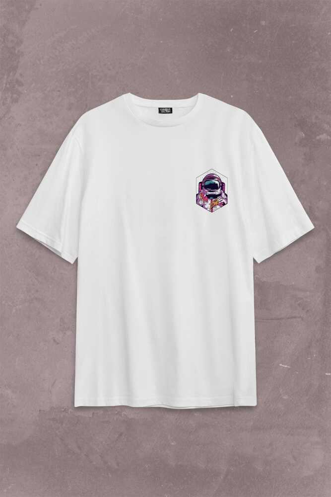 Uzayda Satürn Gezegeni Yanında Basketbol Oynayan Astronot Sırt Ön Baskılı Oversize Tişört Unisex T-Shirt (1)